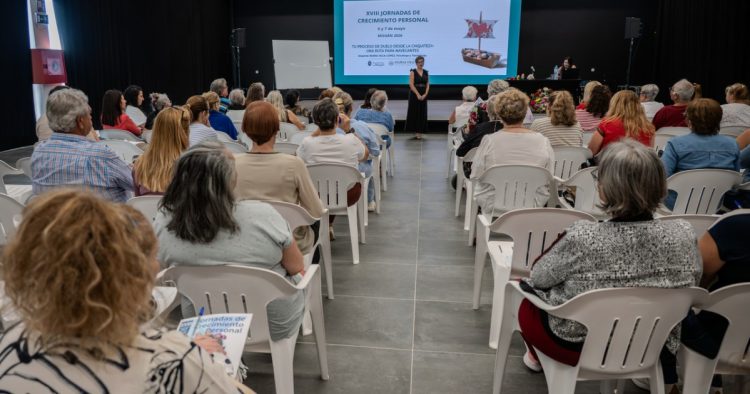 80 personas participan en las Jornadas de Crecimiento Personal de Mogán, centradas en el proceso del duelo