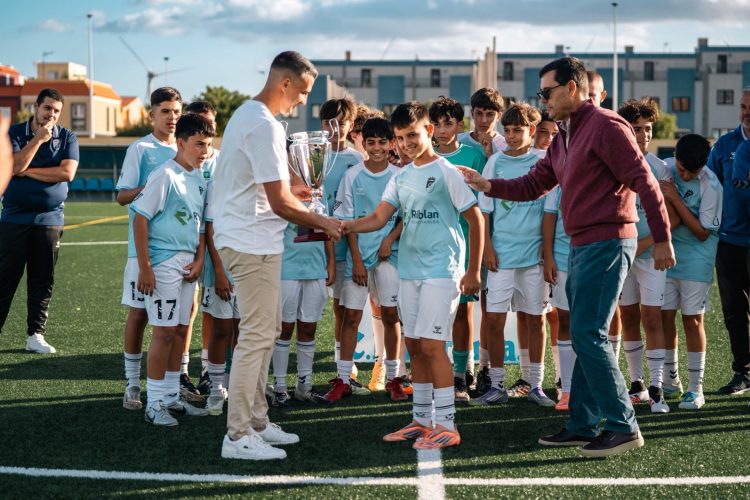 El Ayuntamiento de Agüimes hace entrega de cuatro trofeos de campeón al CD Doramas tras un año redondo