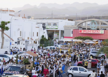 Diez carretas con sus agrupaciones folclóricas ambientan la romería y ofrenda en honor a San Fernando