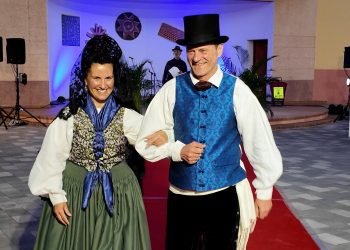 Los Espinales celebra un desfile de vestimenta canaria confeccionada en su taller de costura
