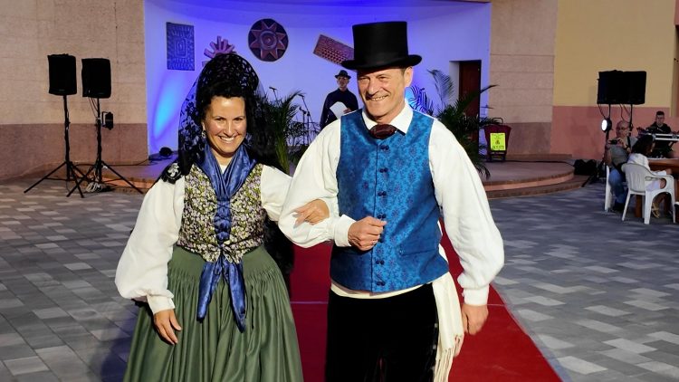 Los Espinales celebra un desfile de vestimenta canaria confeccionada en su taller de costura