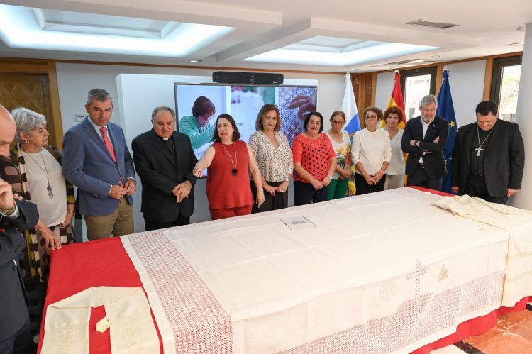Presidencia del Gobierno confía a las caladoras de Ingenio el regalo institucional que Canarias entregará al Papa León XIV