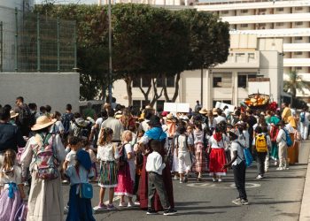 La tradición tiene relevo: más de 600 escolares emocionan a San Fernando en su primera romería ofrenda