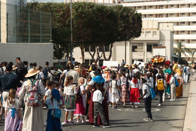 La tradición tiene relevo: más de 600 escolares emocionan a San Fernando en su primera romería ofrenda