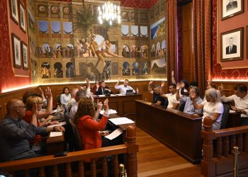 El Pleno aprueba la entrega de las Pintaderas de Oro a 33 hombres y mujeres destacados de Gáldar