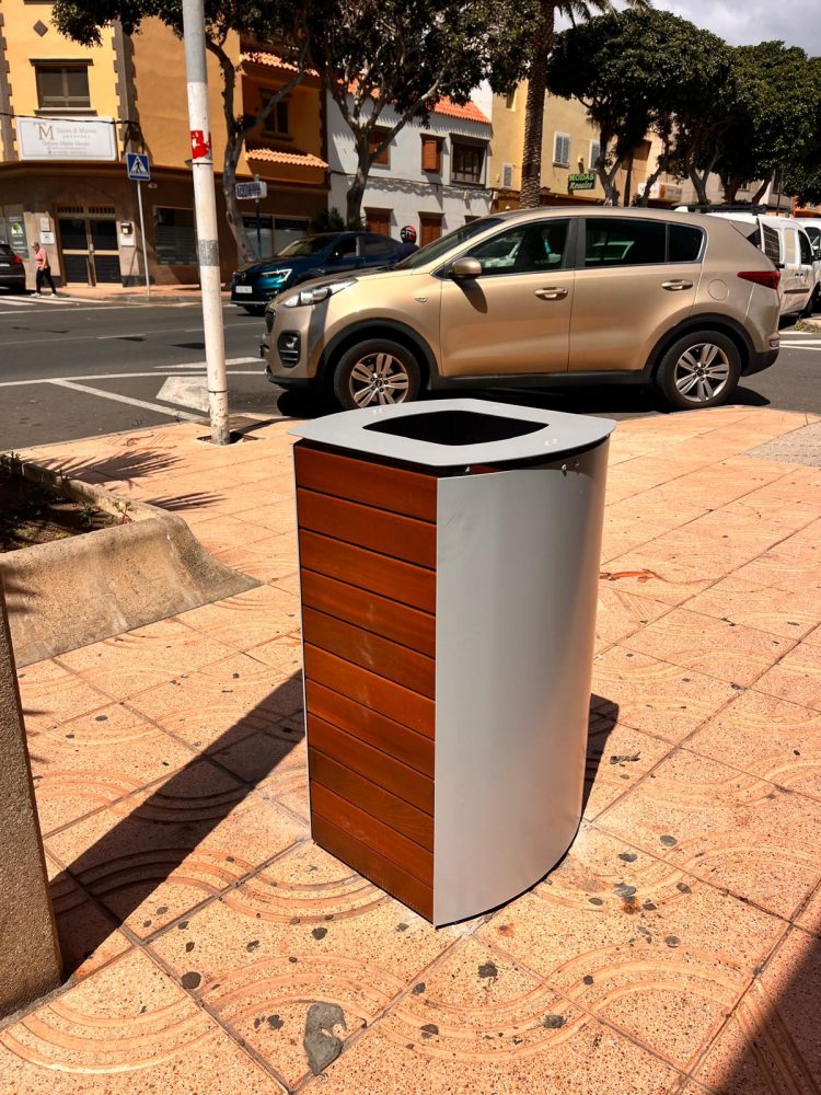 La avenida de Ansite estrena nuevas papeleras