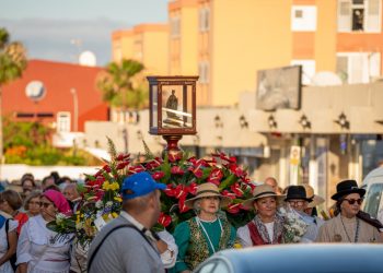 Más de 150 personas acompañan el regreso de la procesión de San Fernando tras más de dos décadas sin celebrarse