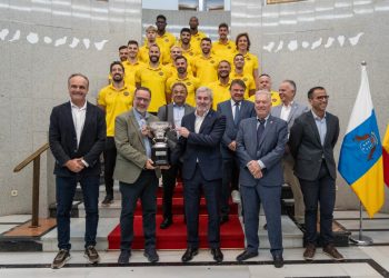 Clavijo celebra con el CV Guaguas la conquista de su cuarta Superliga masculina de voleibol consecutiva