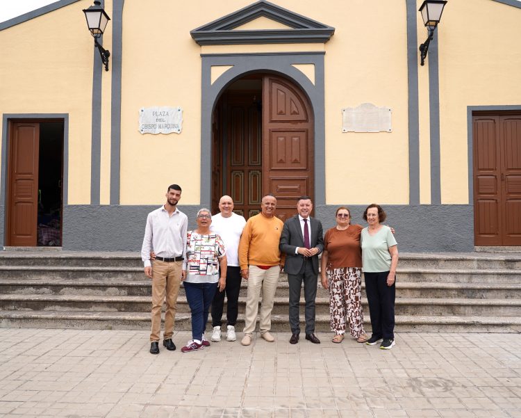 Teodoro Sosa visita la parroquia de Lomo Apolinario tras la finalización de las obras prometidas
