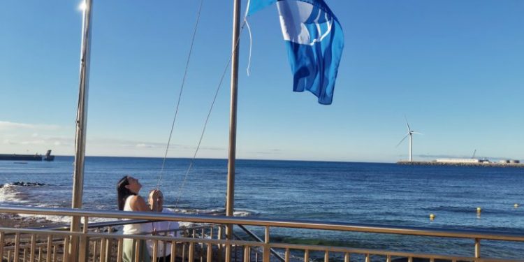 Arinaga iza su décima bandera azul consecutiva en reconocimiento a la calidad de su playa