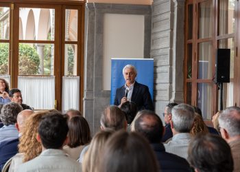 Carlos Sánchez se propone pintar Gran Canaria de azul