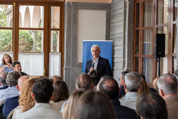 Carlos Sánchez se propone pintar Gran Canaria de azul
