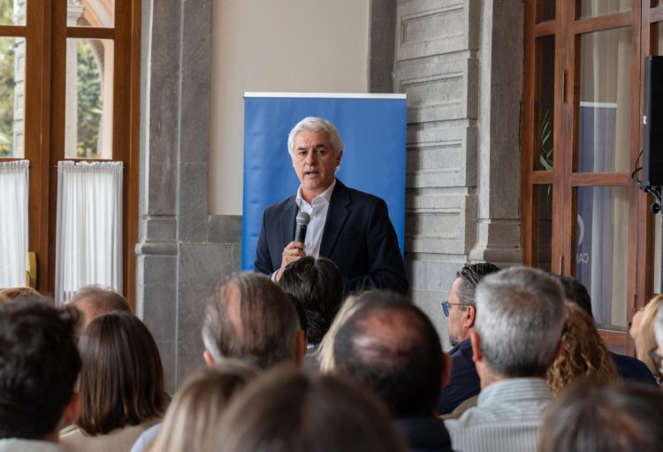 Carlos Sánchez se propone pintar Gran Canaria de azul