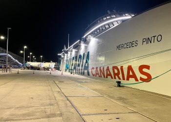 El Puerto de Las Palmas y Baleària Canarias realizan el primer suministro de GNL en un barco en Canarias