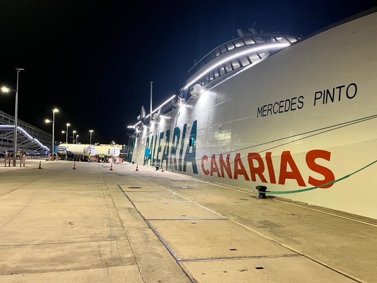 El Puerto de Las Palmas y Baleària Canarias realizan el primer suministro de GNL en un barco en Canarias