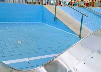 Se procede a la reparación del vaso de compensación del spa y de la piscina del Centro Deportivo Ingenio