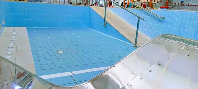 Se procede a la reparación del vaso de compensación del spa y de la piscina del Centro Deportivo Ingenio