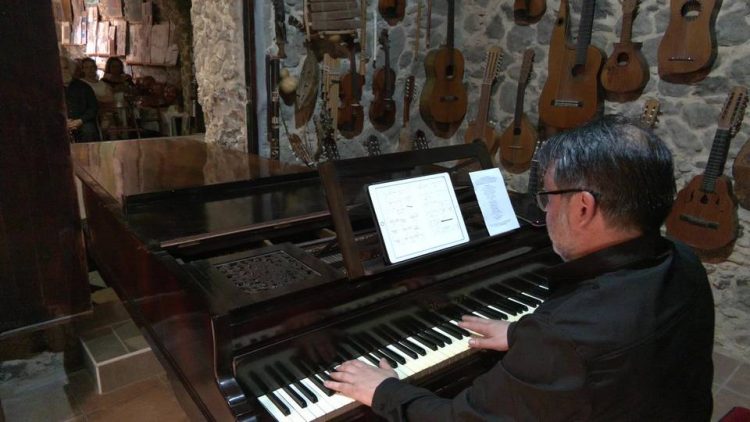 Un piano histórico vuelve a sonar tras más de un siglo de silencio