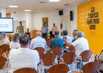 Comerciantes, taxistas, vecinos y vecinas debaten la Zona de Bajas Emisiones en la Mesa de la Movilidad
