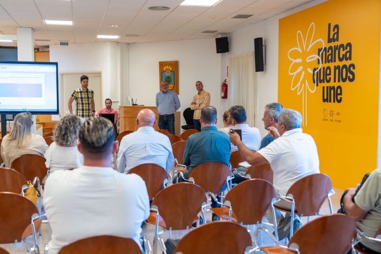 Comerciantes, taxistas, vecinos y vecinas debaten la Zona de Bajas Emisiones en la Mesa de la Movilidad