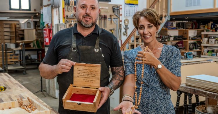 Mogán obsequiará al Papa León XIV con un rosario elaborado con madera de aguacatero y pino canario
