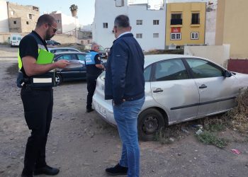 Más de una veintena de vehículos abandonados son retirados en una sola jornada en el entorno de la zona comercial de Carlos V