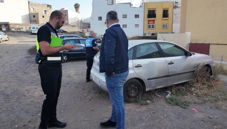 Más de una veintena de vehículos abandonados son retirados en una sola jornada en el entorno de la zona comercial de Carlos V