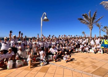 Más de 100 voluntarios retiran unos 1.200 kilos de residuos del litoral de Agüimes
