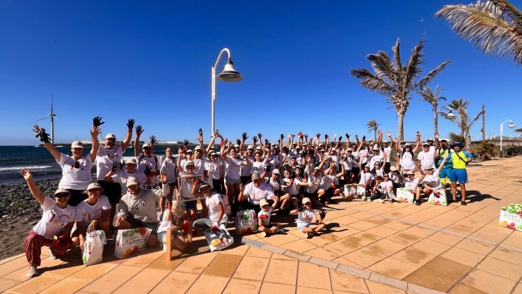 Más de 100 voluntarios retiran unos 1.200 kilos de residuos del litoral de Agüimes