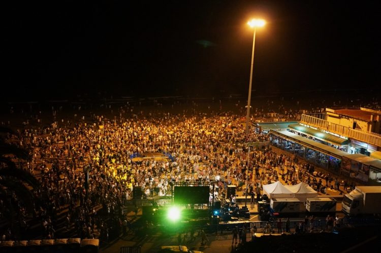 La magia de San Juan vuelve a iluminar Playa del Inglés con una noche de música, fuego y espectáculo