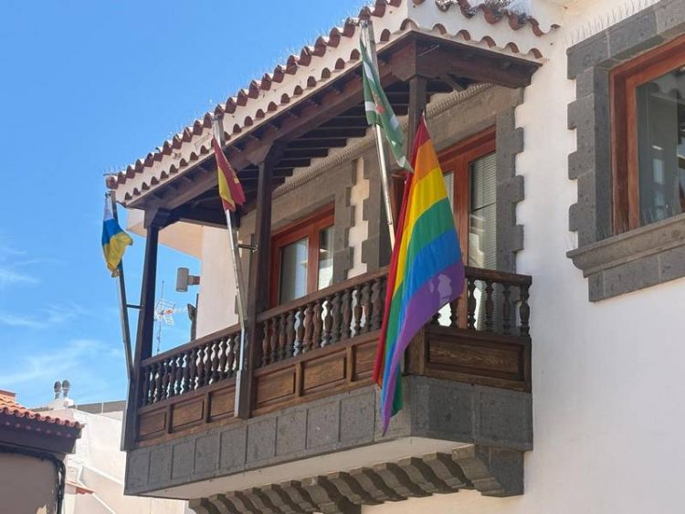 La bandera arcoíris ya ondea en la Villa de Ingenio