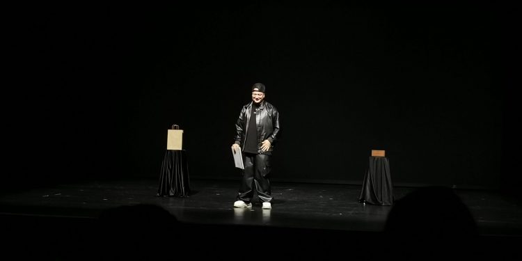 El Teatro Auditorio se deja hipnotizar por el humor y la magia de Shado el Mago