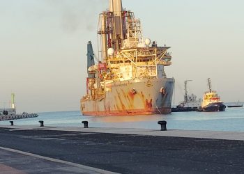 El Puerto de Arrecife recibe por primera vez una plataforma offshore con la llegada del barco perforador ‘Noble Globetrotter I’