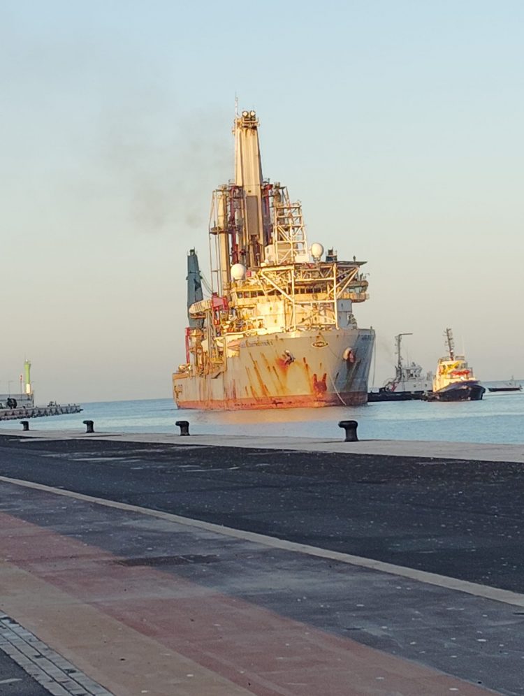 El Puerto de Arrecife recibe por primera vez una plataforma offshore con la llegada del barco perforador ‘Noble Globetrotter I’