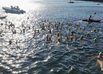 Más de 100 nadadores inauguran el verano con el ‘Primer Margullo’ en Arinaga