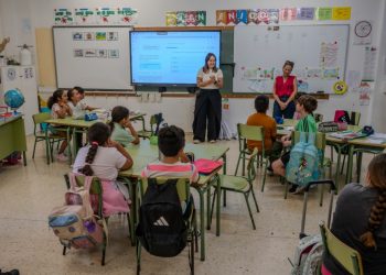 Mogán impulsa la lectura entre el alumnado de 3º de Primaria con la entrega de 136 libros