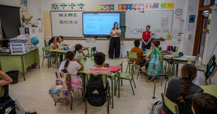Mogán impulsa la lectura entre el alumnado de 3º de Primaria con la entrega de 136 libros
