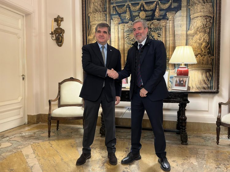 Clavijo traslada el respaldo del Gobierno a los más de 5.300 canarios y descendientes de Argentina