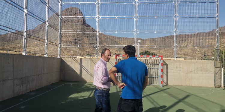 Finalizan las obras de renovación del vallado de la cancha deportiva de Los Corralillos