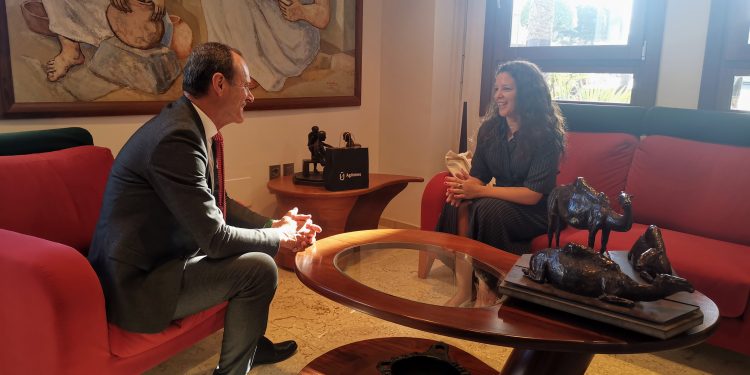 El alcalde ofrece el apoyo del Ayuntamiento a la comunidad uruguaya de Agüimes