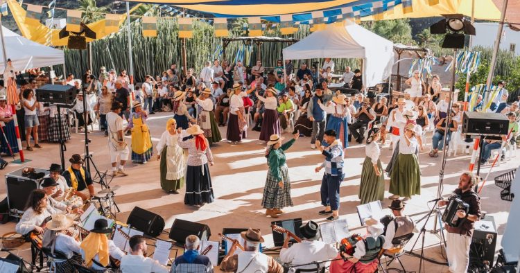 Mogán celebra un Día de Canarias con sabor a leche de cabra y tradición