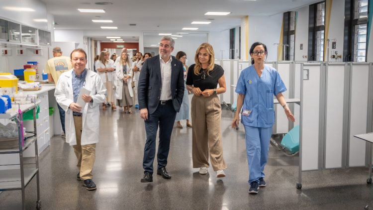 Clavijo destaca las mejoras en la atención a los pacientes del Hospital de Día de Oncología, en el Doctor Negrín