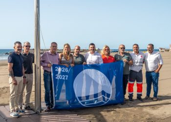 Las Burras iza por primera vez la Bandera Azul y completa un litoral turístico de excelencia en Maspalomas Costa Canaria