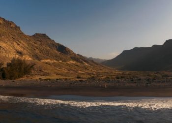 El acceso a la playa de Veneguera reabre hoy a las 16:00 horas