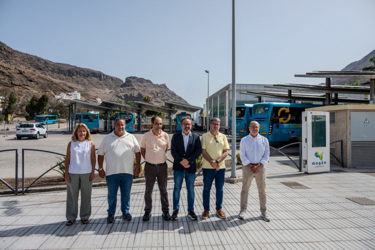 El Cabildo dota al Intercambiador de Mogán de una planta solar con baterías para potenciar el autoconsumo energético