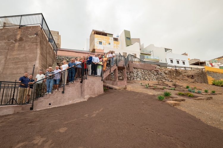 La Montaña estrena una nueva zona verde y una escalera de conexión entre las calles Miguel de Cervantes y Profesor Cambres