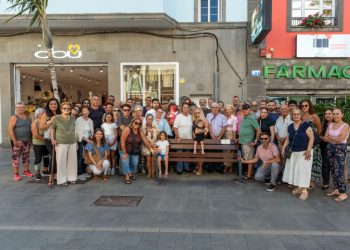La Avenida de Canarias ya tiene el banco que recuerda a la costurera Amadita Santana