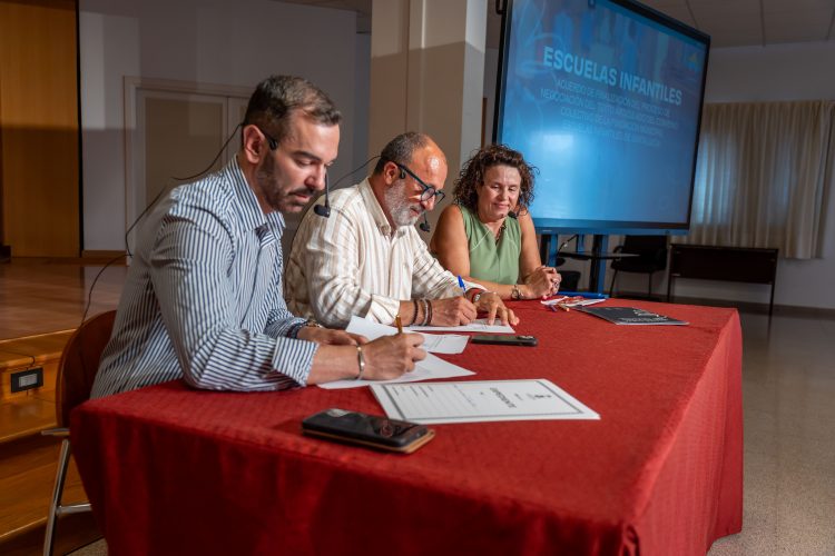 El Ayuntamiento y el personal de las Escuelas Infantiles firman el final del conflicto colectivo