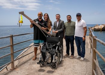 Sardina incorpora una grúa adaptada para facilitar el acceso al mar a personas con movilidad reducida que practican buceo