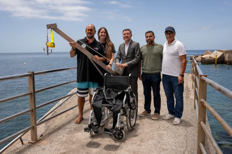 Sardina incorpora una grúa adaptada para facilitar el acceso al mar a personas con movilidad reducida que practican buceo